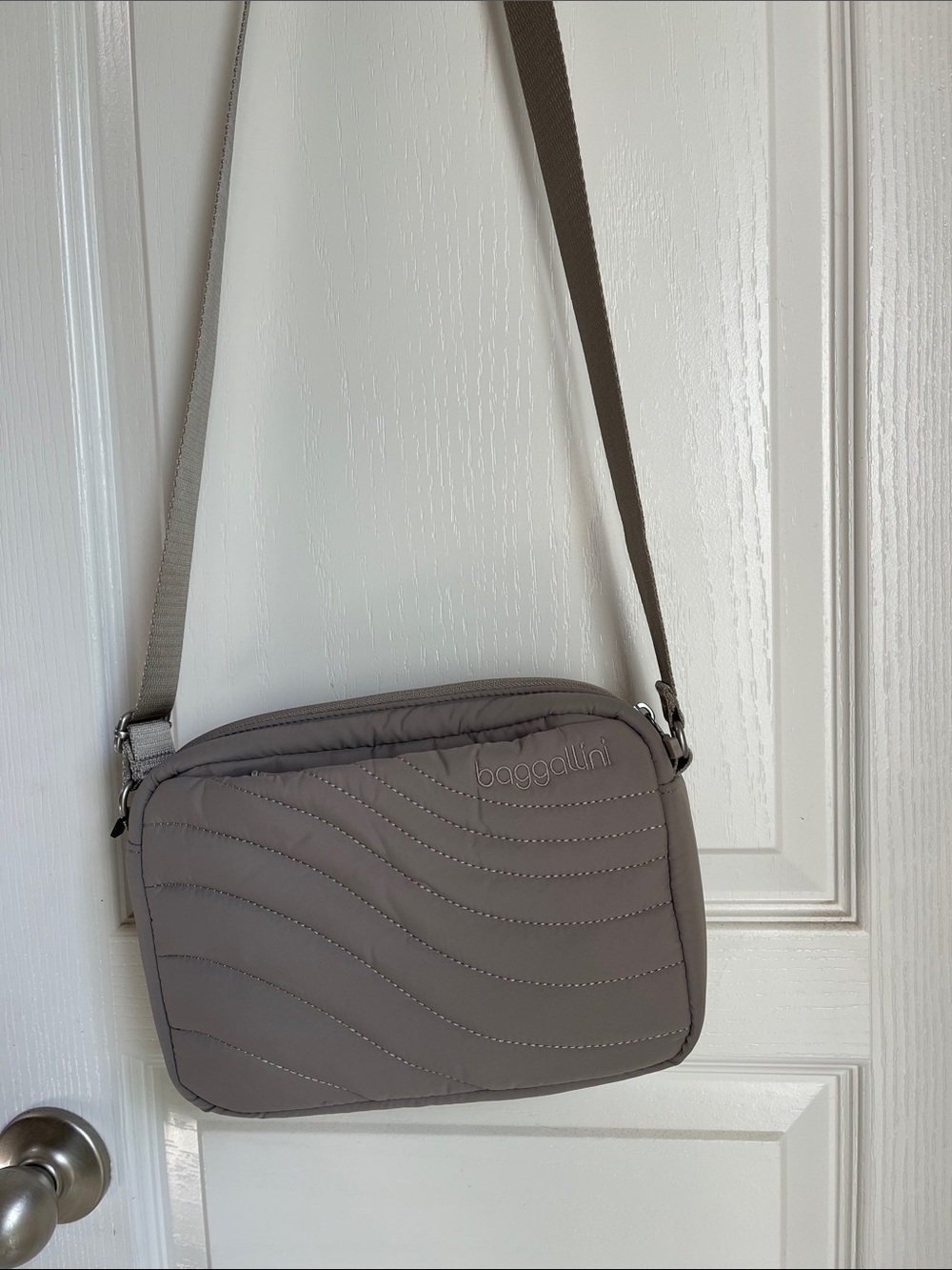 Baggallini Quilted Crossbody Bag in Taupe Gray